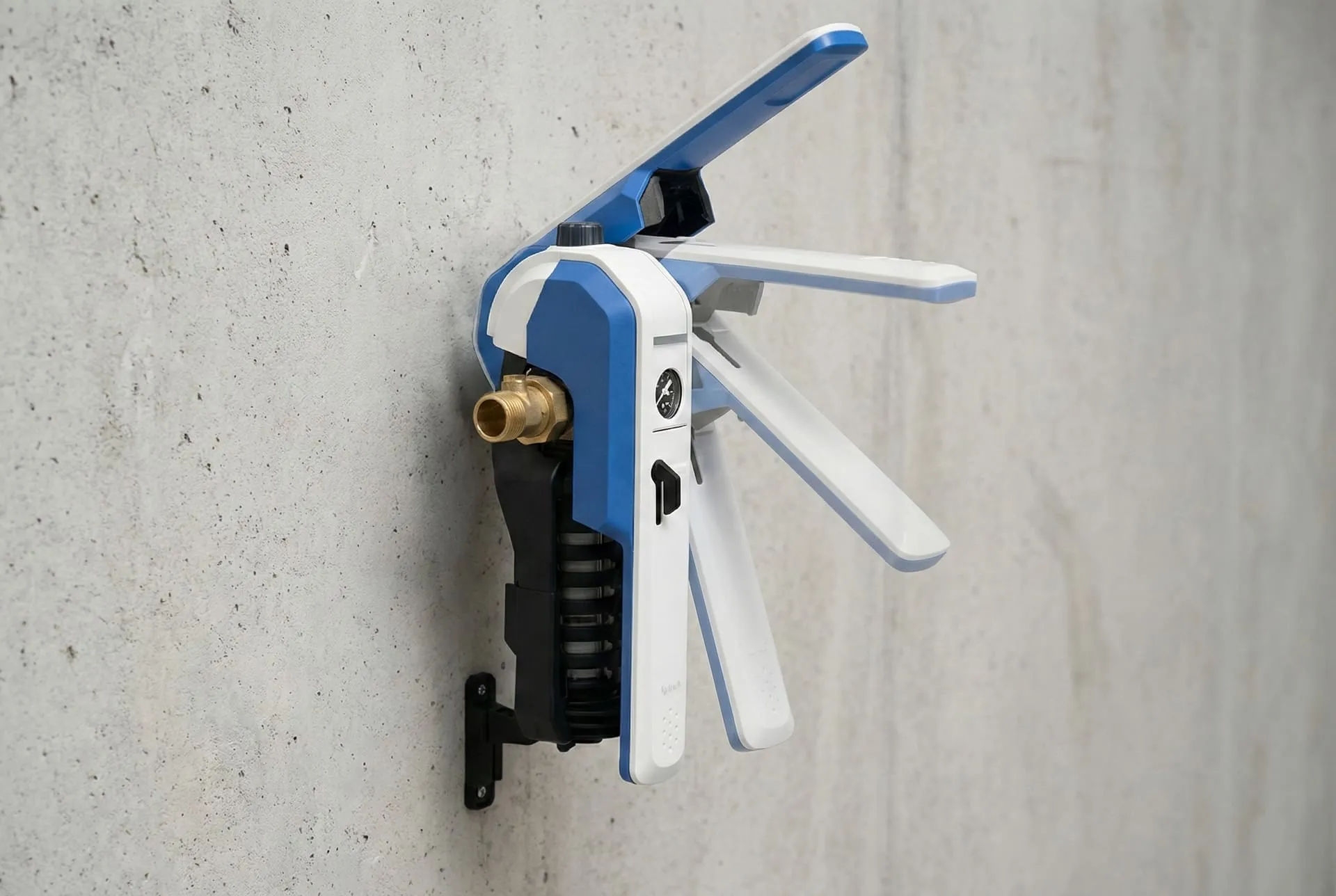 BWT Hauswasserstation mit Rückspülfilter an einer Wand montiert